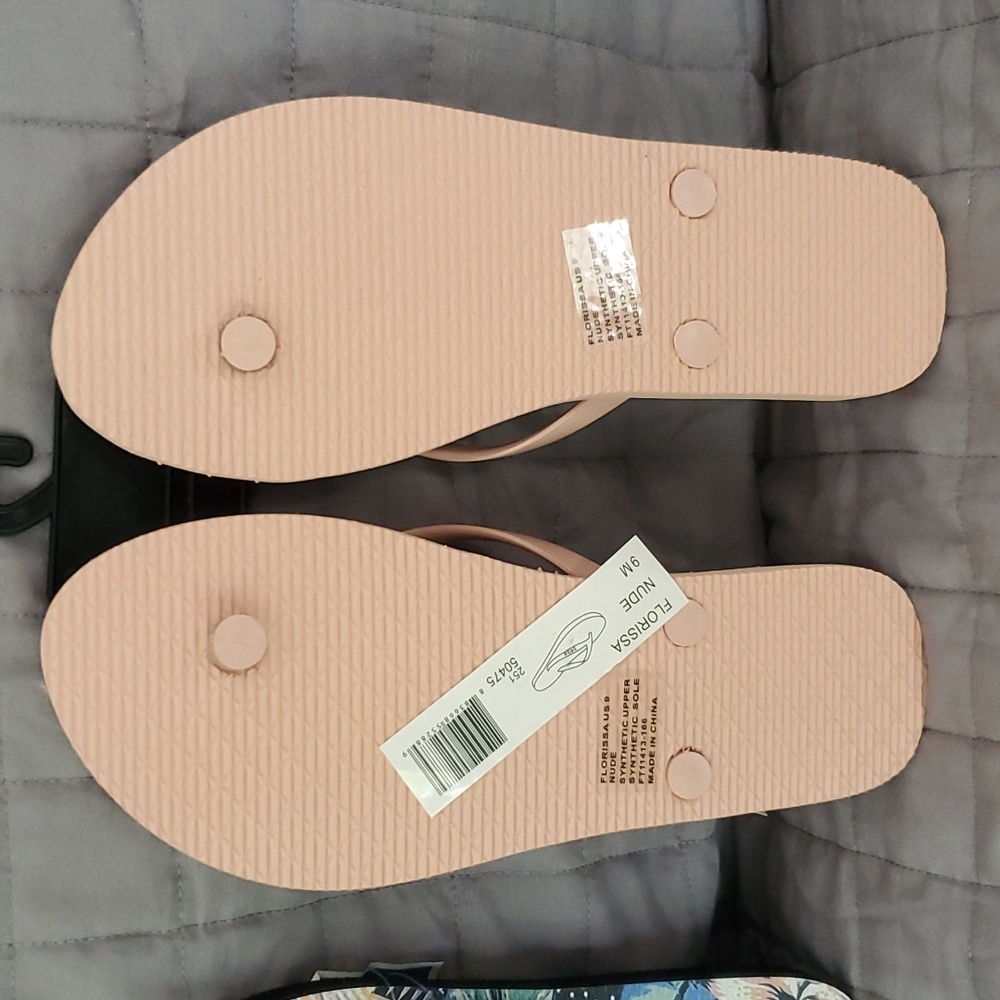 NWT Beach Ready Pink bebe Rhinestone Floral Flip Flops - Picture 6 of 10